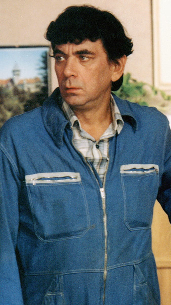 Petr Čepek si v komedii Vesničko má středisková, zahrál žárlivého manžela, kterého žena podvádí. 