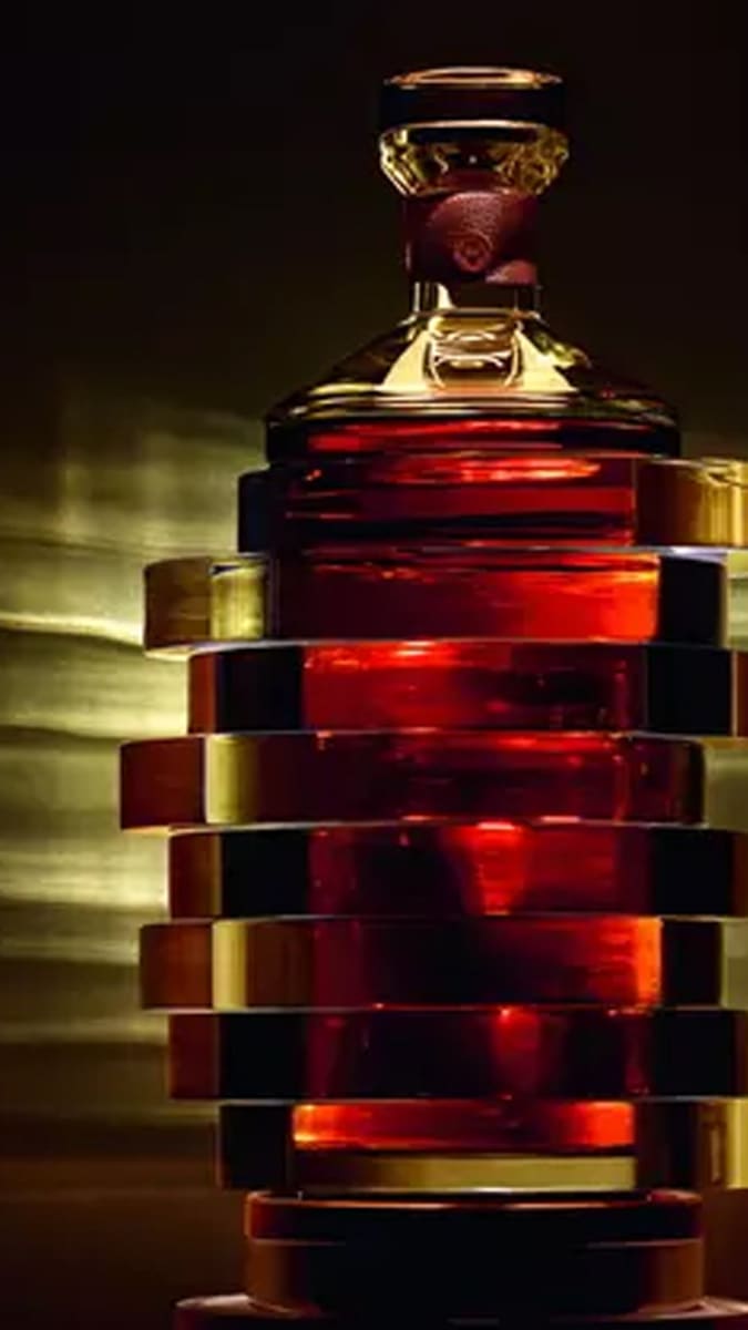Loučení master blendera společnosti Hennesy v podobě limitované edice 250 láhví Hennessy 8 s cenovkou 35 tisíc eur za karafu bylo stylové.