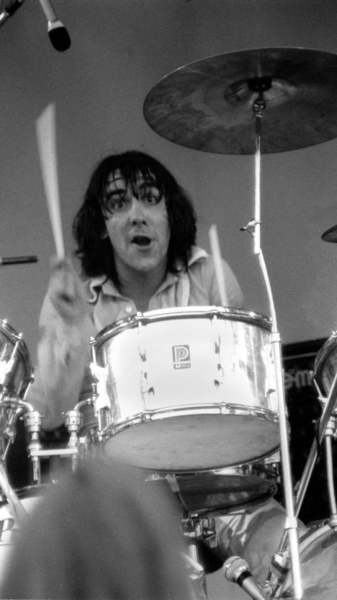 Keith Moon se stal velmi rychle hvězdným hráčem na bicí, neméně vražedné tempo měl i jeho život.