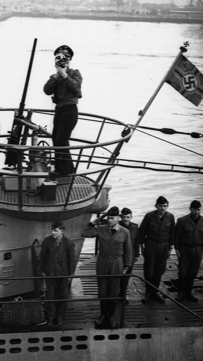 Osmička záškodníků byla po absolvování náležitého výcviku nedaleko Berlína dopravena do USA ponorkami Kriegsmarine.