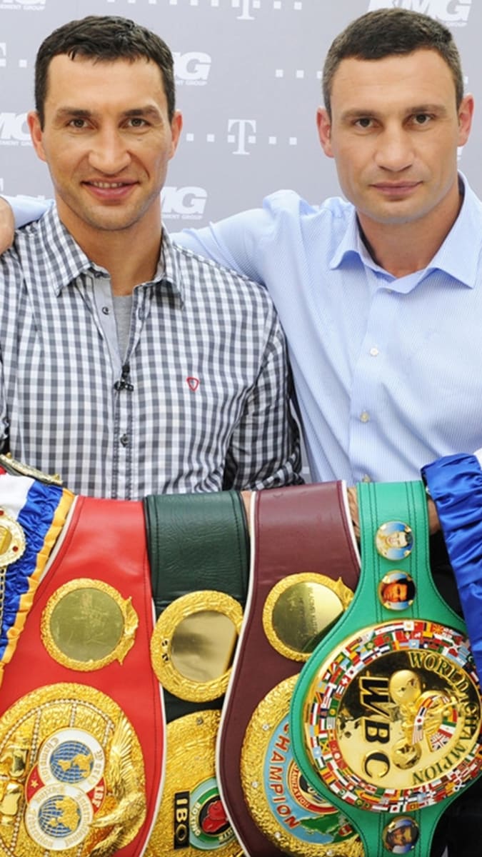 Bratři Vladimir (vlevo) a Vitalij Kličkovi s jejich šamionskými pásy.