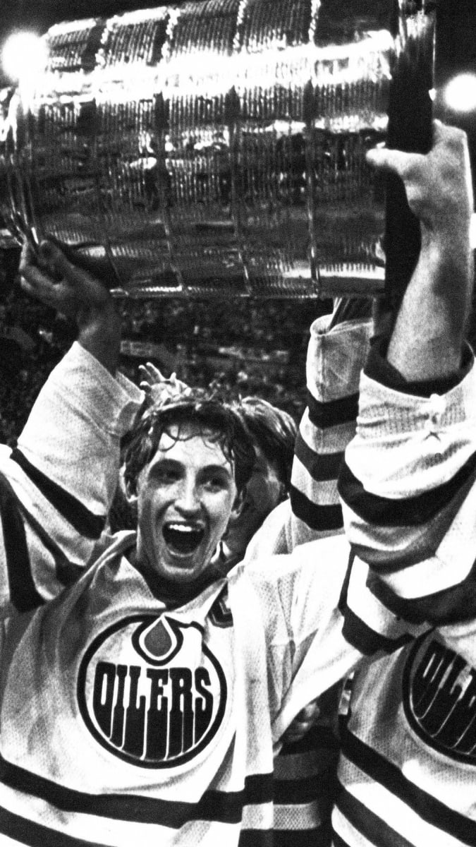 I nejslavnější hokejista historie Wayne Gretzky musí počítat s tím, že jeho jméno jednou ze Stanley Cupu zmizí.