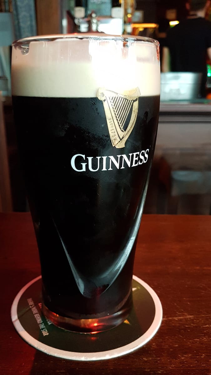 Ve vousech či knírech konzumentů skončí každoročně přes 92 000 litrů piva Guinness.