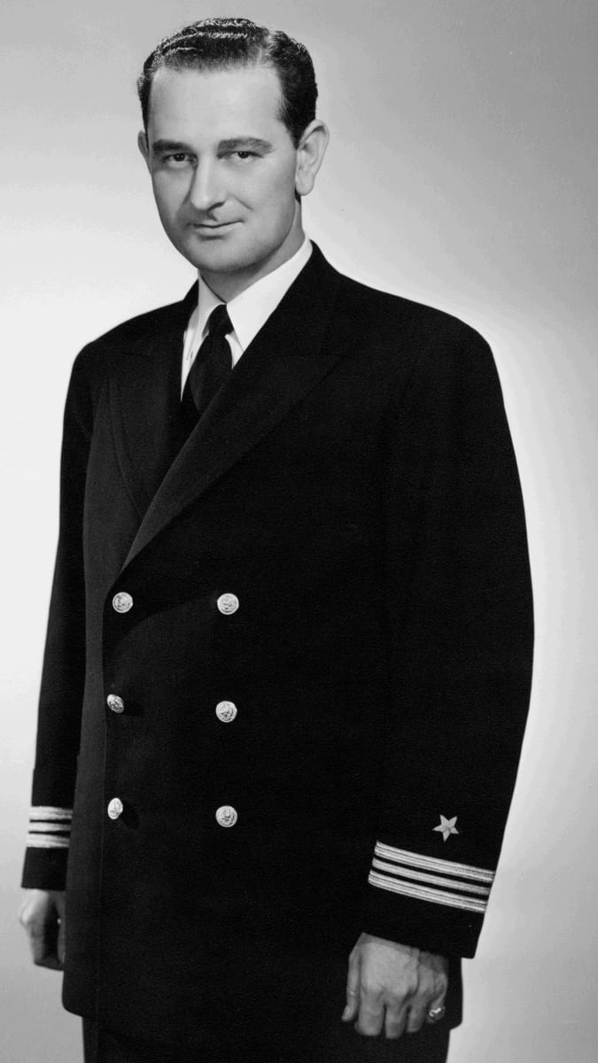 V uniformě amerického vojenského námořnictva to Johnsonovi sedělo. Dotáhl to do hodnosti komandéra.