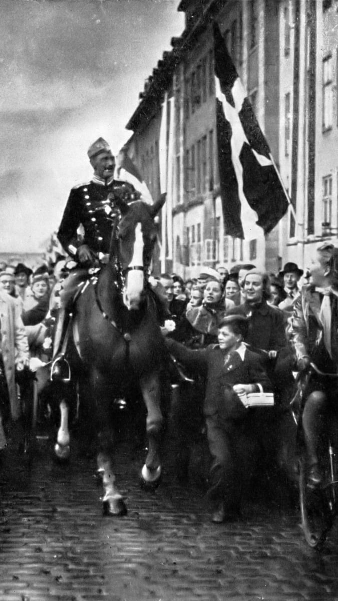 Hrdinný král Kristián: Na projížďce Kodaní v září  1940.