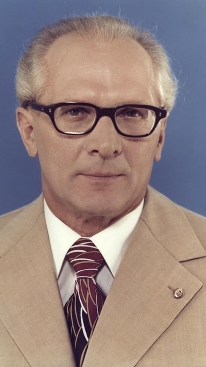 Pouhé dva měsíce předtím, než byl Honecker donucen složit funkci, pravil doslova: Žádný vůl nebo osel nemůže zastavit budování socialismu.