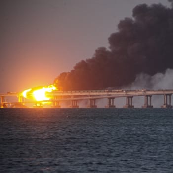 Exploze na Kerčském mostě po ukrajinském útoku v říjnu roku 20222