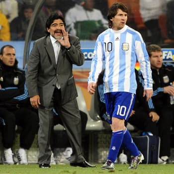 Maradona to zkoušel i jako kouč, přestože jeho výsledky byly nevalné, v roce 2008 přišlo jmenování trenérem argentinské reprezentace. Tým s Messim a spol. začal na MS 2010 v JAR slibně, pak však přišel debakl s Německem 0:4 a Maradonův konec.