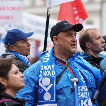 Protestující odboráři v Praze brojí proti vládě.
