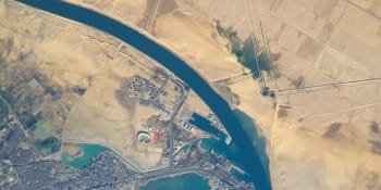 Suezský průplav zablokovala 190metrová loď. Po několika hodinách ji vyprostili