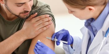 Souběžné očkování proti covidu a chřipce? Vakcinologové jsou pro, praktici ale varují