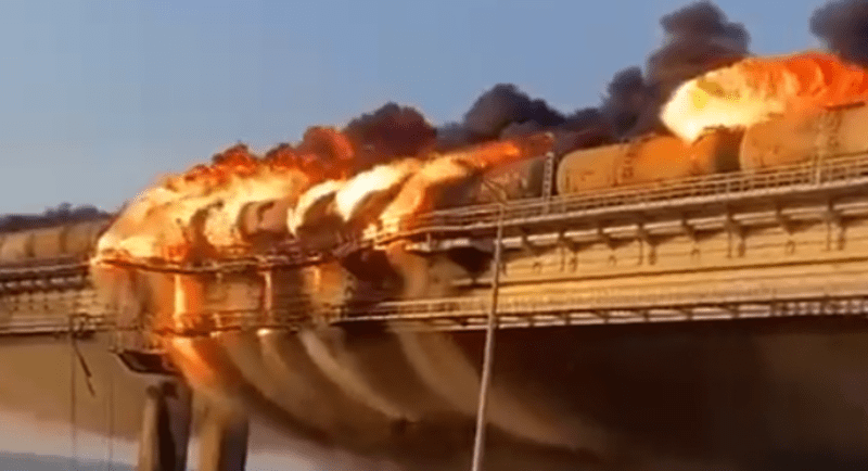 Krymský most v plamenech