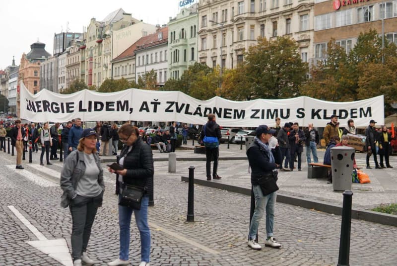 Demonstrace odborů na pražském Václavském náměstí je v plném proudu.