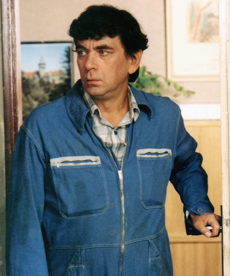 Petr Čepek si v komedii Vesničko má středisková, zahrál žárlivého manžela. 