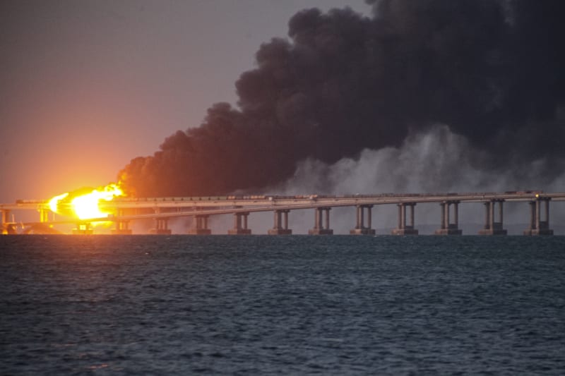 Kerčský most na Krym poškodil výbuch