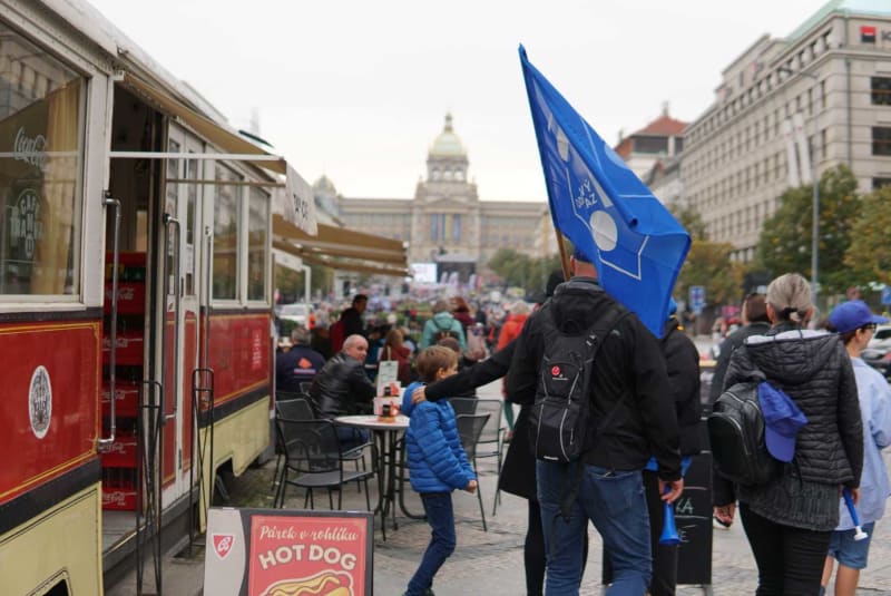 Demonstranti přichází na pražské Václavské náměstí na demonstraci odborářů proti vládě.