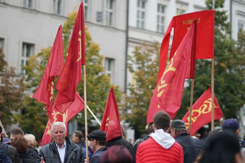 Na odborářskou demonstraci konanou nedávno dorazili také komunisté, mezi nimi i prezidentský kandidát Josef Skála (vlevo dole).