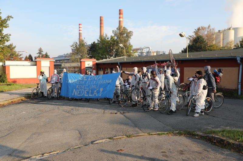 Desítky účastníků klimakempu hnutí Limity jsme my pronikly 8. října ráno do areálu koksovny Svoboda v Ostravě-Přívoze.