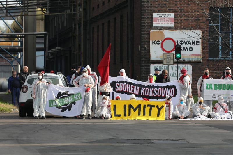 Desítky účastníků klimakempu hnutí Limity jsme my pronikly 8. října ráno do areálu koksovny Svoboda v Ostravě-Přívoze.