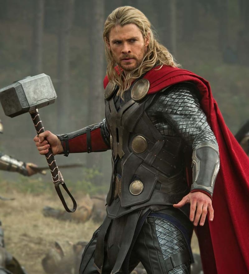 Chris Hemsworth v roli Thora.
