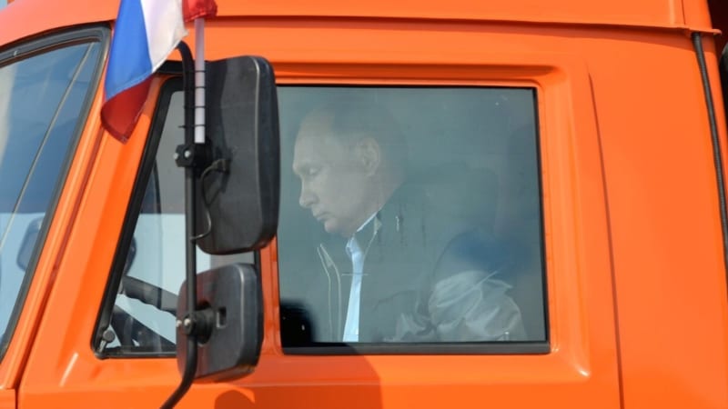 Most na Krym otevíral Putin. Podívejte se, jak odřídil první náklaďák, který po něm projel