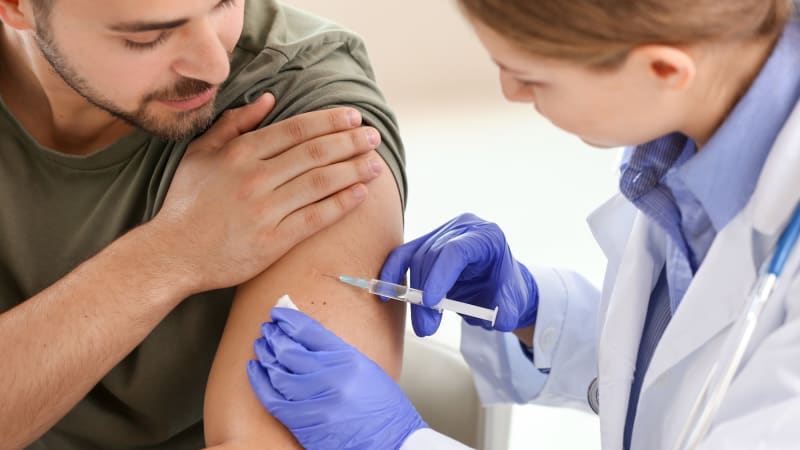 Proč by měli být proti covidu-19 očkovaní nejdřív muži?