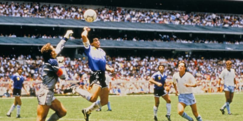 Nejslavnější a hlavně nejdůležitější gól své kariéry dal Maradona rukou. Stalo se tak v roce 1986 na MS v Mexiku.
