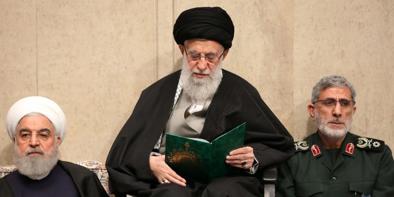Íránský náboženský vůdce ajatolláh Sajjid Alí Chameneí (uprostřed) s prezidentem Hasanem Rúháním (vlevo) a nově jmenovaným velitelem jednotek Quds Ismaílem Gháním (vpravo).