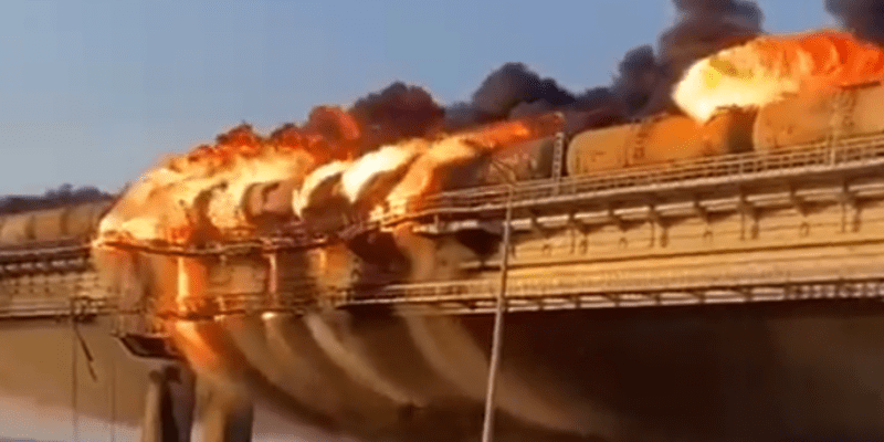 Krymský most v plamenech