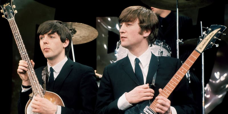 Paul McCartney se na trůn pro nejbohatšího rockového muzikanta vypracoval především díky autorským právům. Společně s Johnem Lennonem (vpravo) se totiž podílel na drtivé většině skladeb The Beatles.