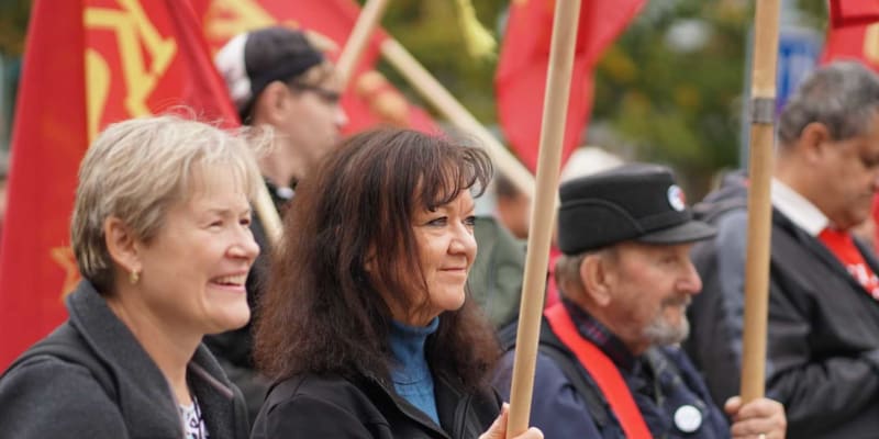Na odborářskou demonstraci dorazili také komunisté. Na snímku bývalá kontroverzní poslankyně Marta Semelová (uprostřed).