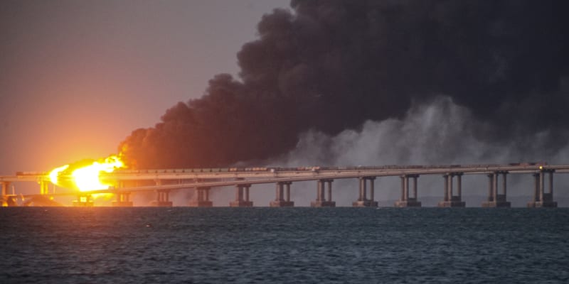 Kerčský most na Krym poškodil výbuch