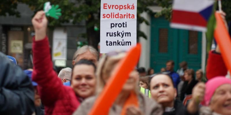 Protestující odboráři v Praze brojí proti vládě.