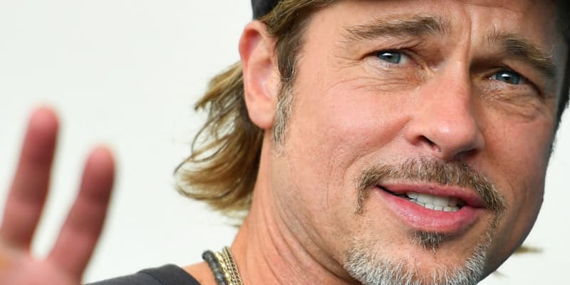 Brad Pitt je o třicet let starší než jeho nový objev.
