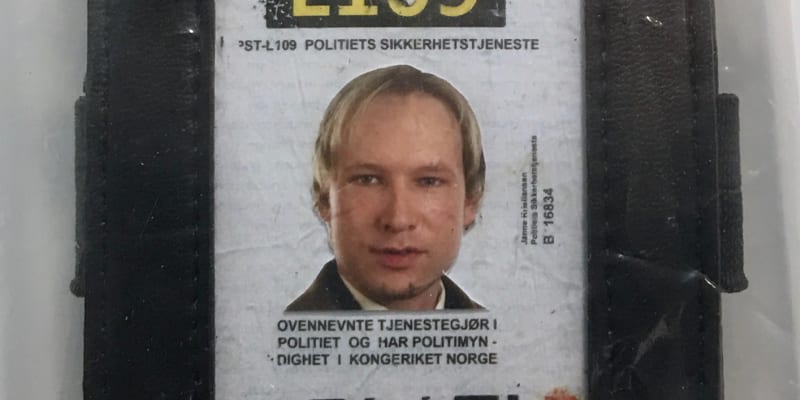 V Praze někteří považovali Breivika za policistu nebo za pitomce. Nakonec se z něj paradoxně vyklubal šílenec v policejní uniformě a s falešným policejním průkazem.