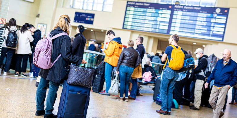 Cestující čekají na své vlaky na hlavním nádraží v Hannoveru poté, co se zastavily dálkové spoje v severním Německu.