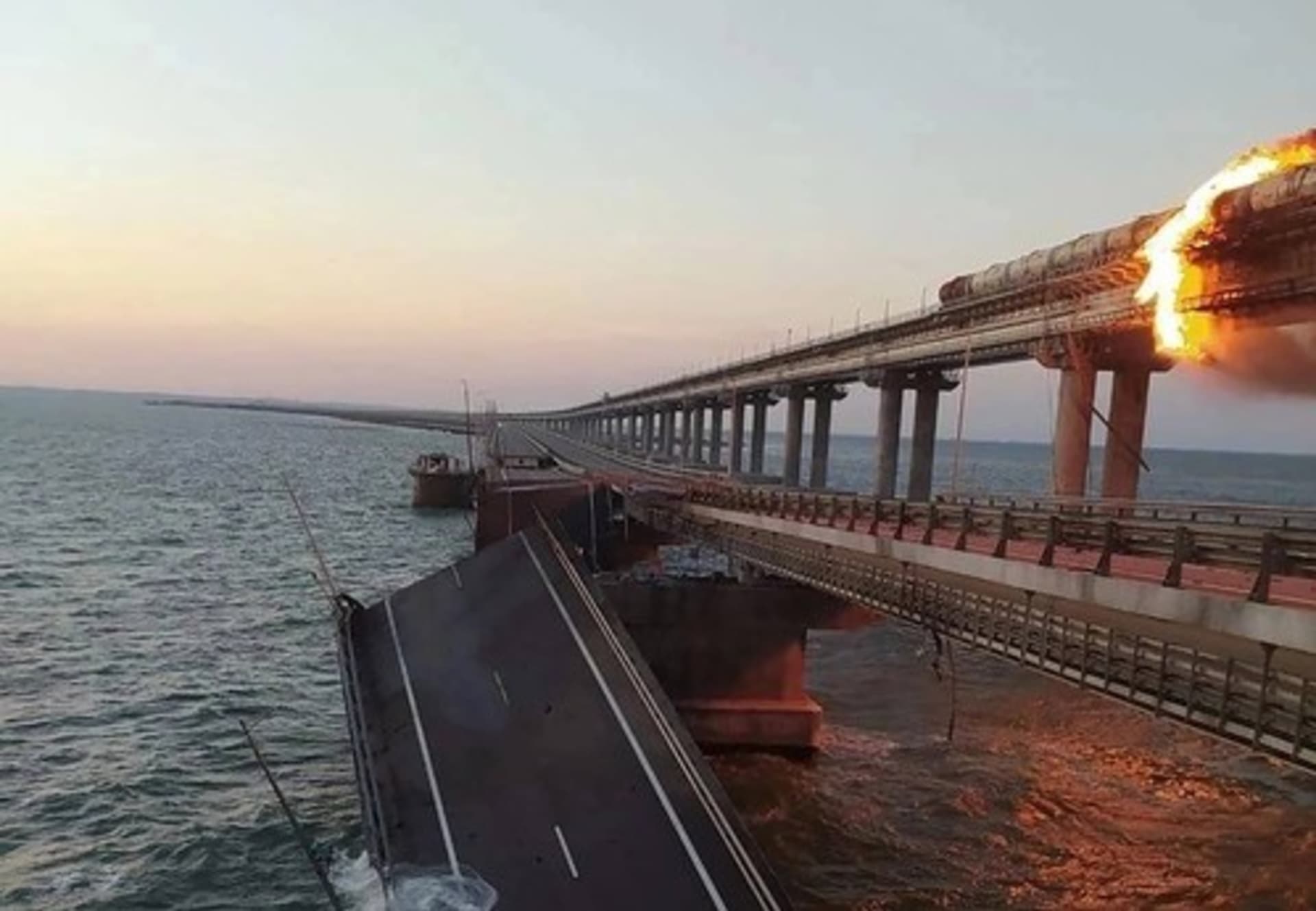 Zničený Krymský most přes Kerčskou úžinu