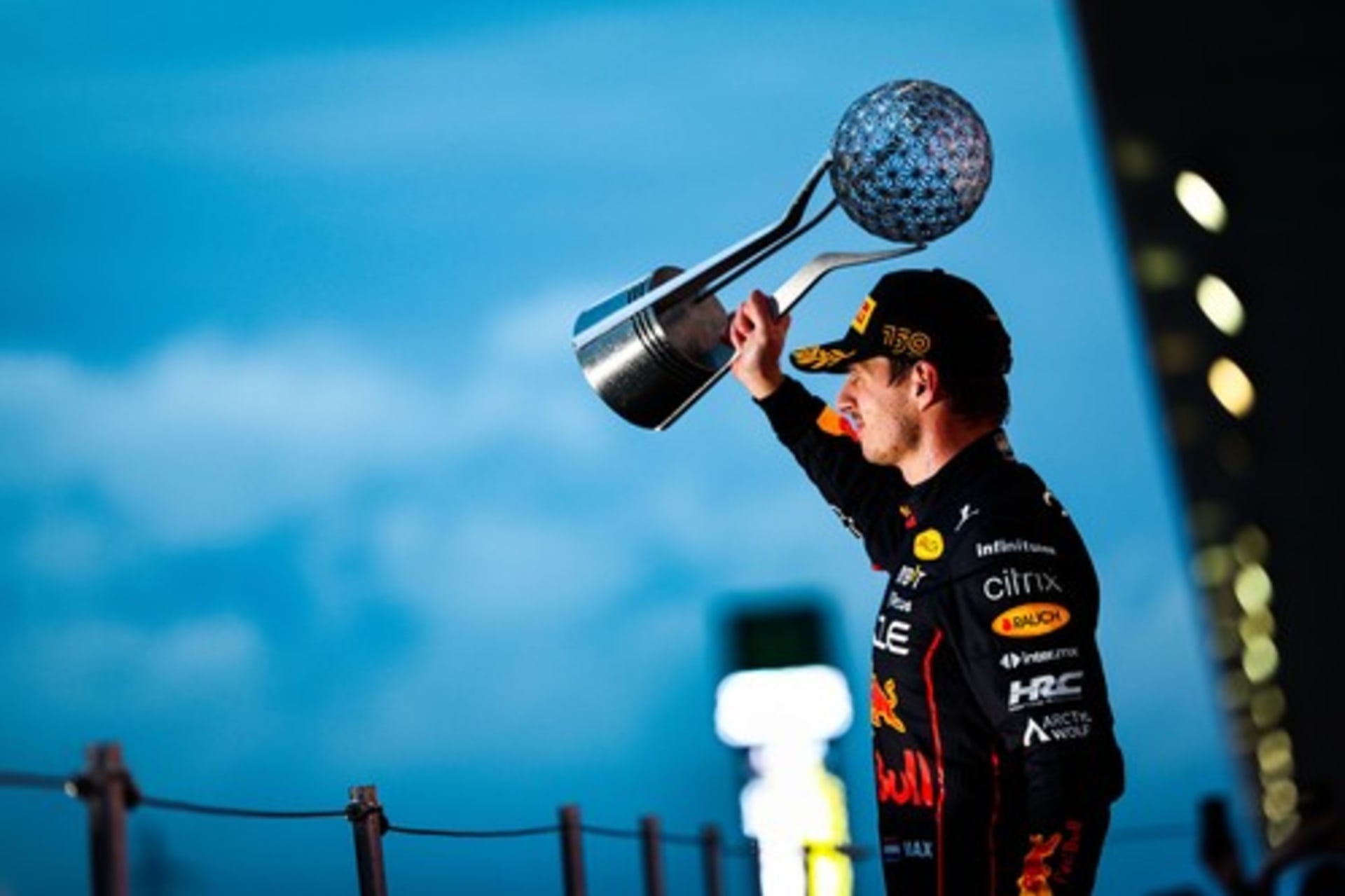 Max Verstappen slaví vítězství v závodě a titul mistra světa na stupních vítězů po Velké ceně Japonska formule 1.