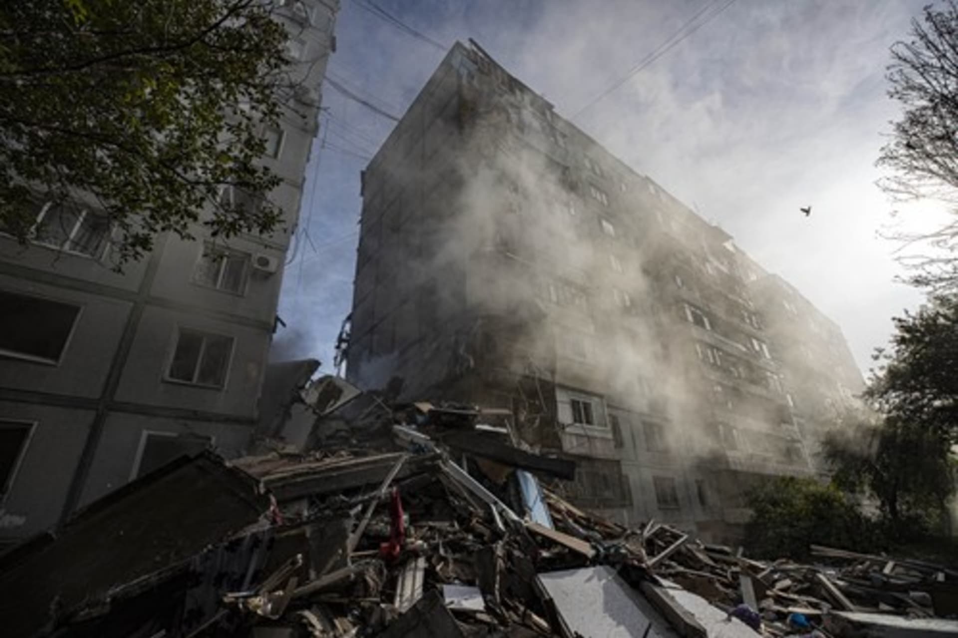 Rusové ostřelovali Záporoží. Zničeno či poškozeno bylo několik budov. Na místě byli mrtví a ranění.