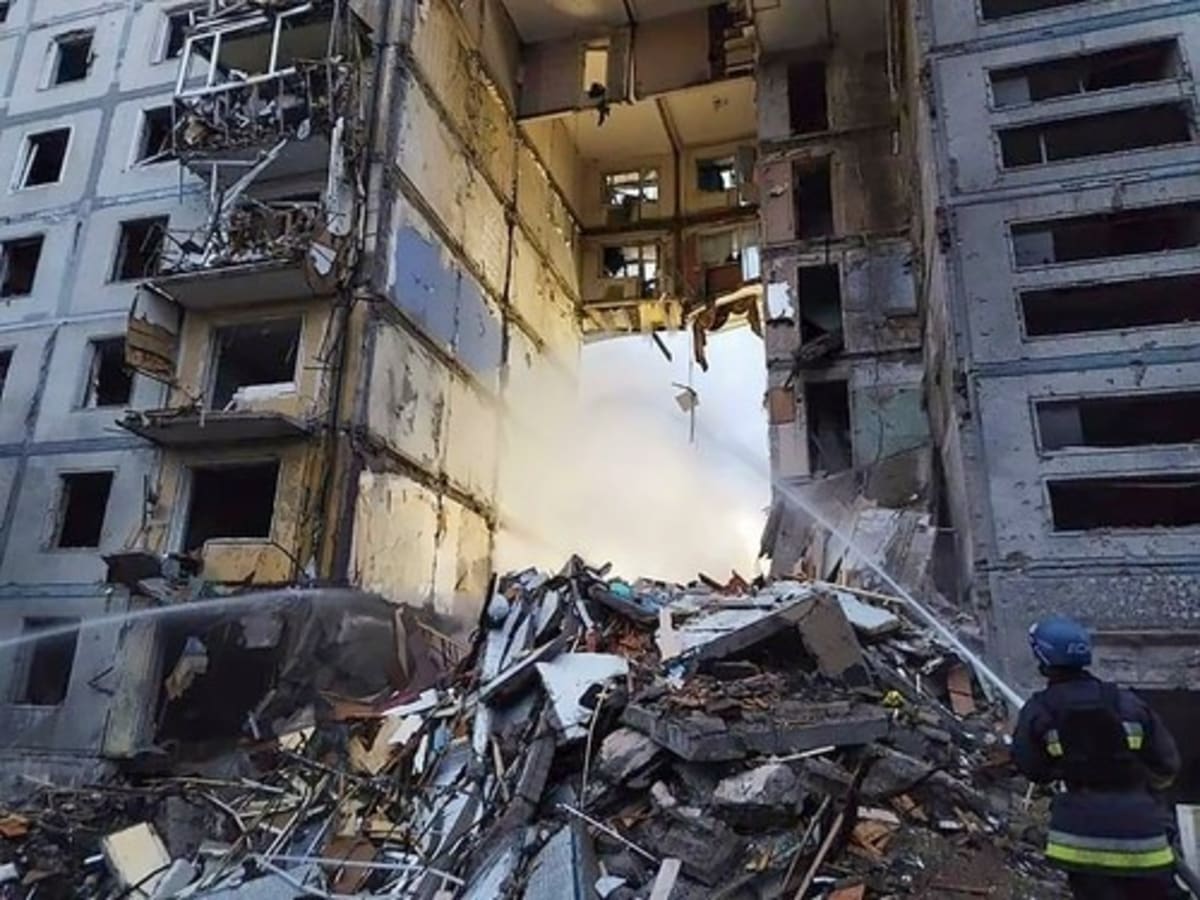 Hasení poničené budovy v Záporoží (Ilustrační foto)