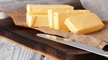 Nejjednodušší způsob, jak namazat ztuhlé máslo: Potřebujete jen kuchyňské sítko 