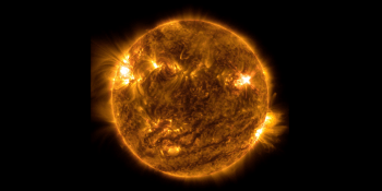Dechberoucí snímek obří sluneční erupce. Výbuchy jsou riziko pro kosmické lodě i astronauty