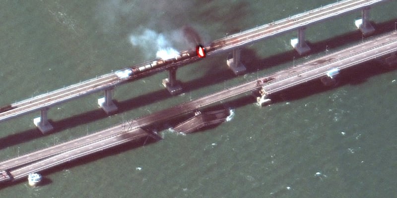 Ruští potápěči prověřovali na Kerčském mostě na Krymu škody po výbuchu.