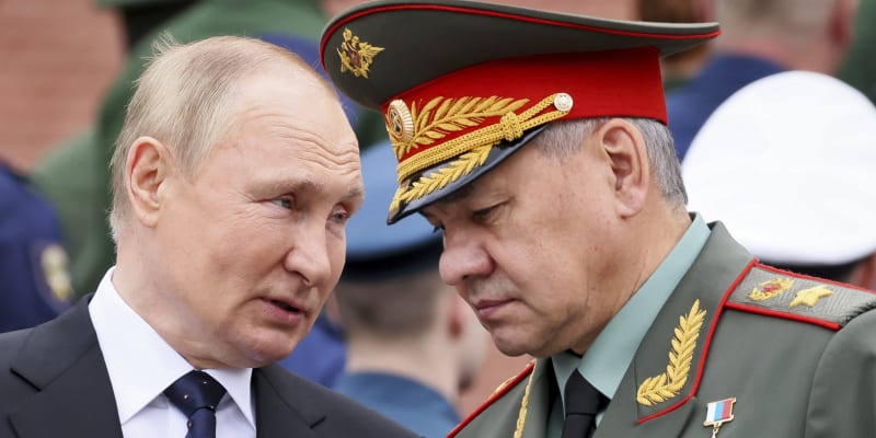 Jeden z nejbližších Putinových spolupracovníků, ministr obrany Sergej Šojgu (vpravo), je podle Igora Girkina idiot.
