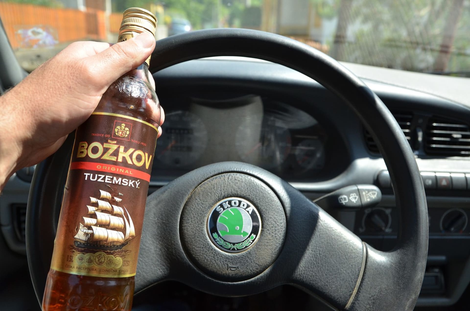 Alkohol za volant nepatří, někteří řidiči jsou však v tomto směru nepoučitelní.
