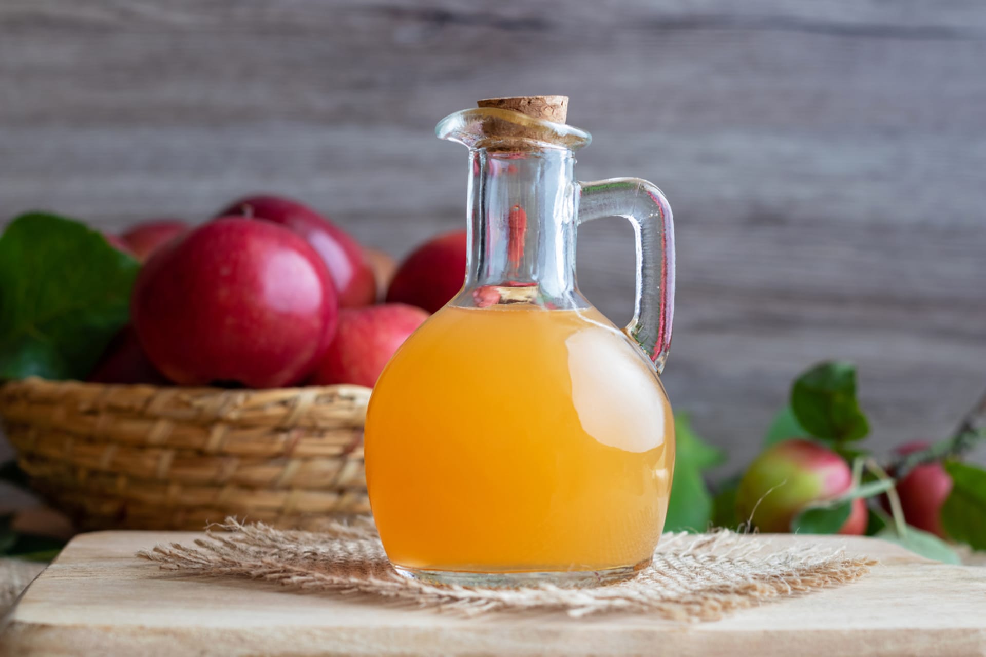 Nefiltrovaný jablečný ocet můžete vyrobit doma z odřezků a slupek