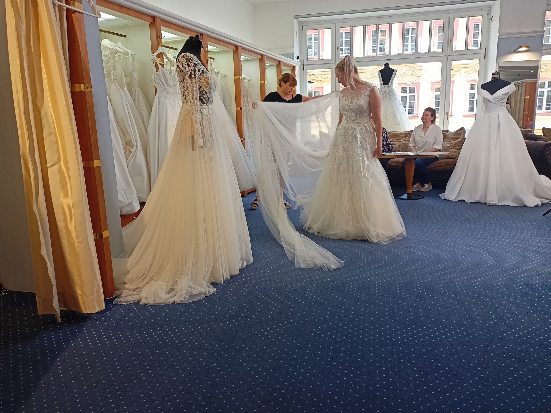 Výběr šatů pro nevěstu, která sází na bílou klasiku.