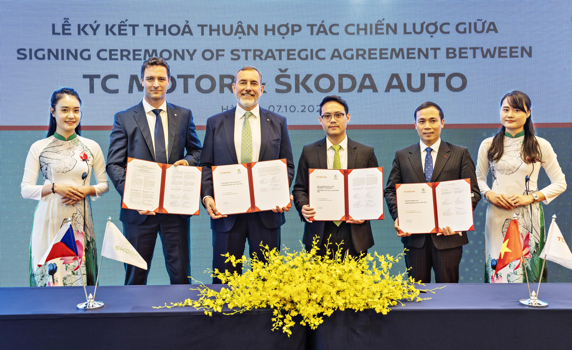 Zástupci české automobilky a lokálního partnera Thanh Cong Motor Vietnam při podpisu smlouvy ve Vietnamu.