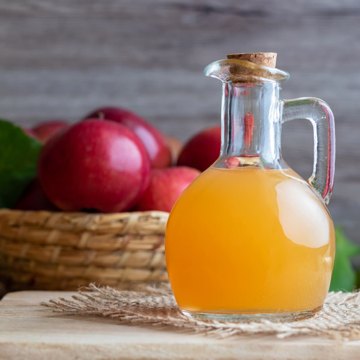 Nefiltrovaný jablečný ocet můžete vyrobit doma z odřezků a slupek
