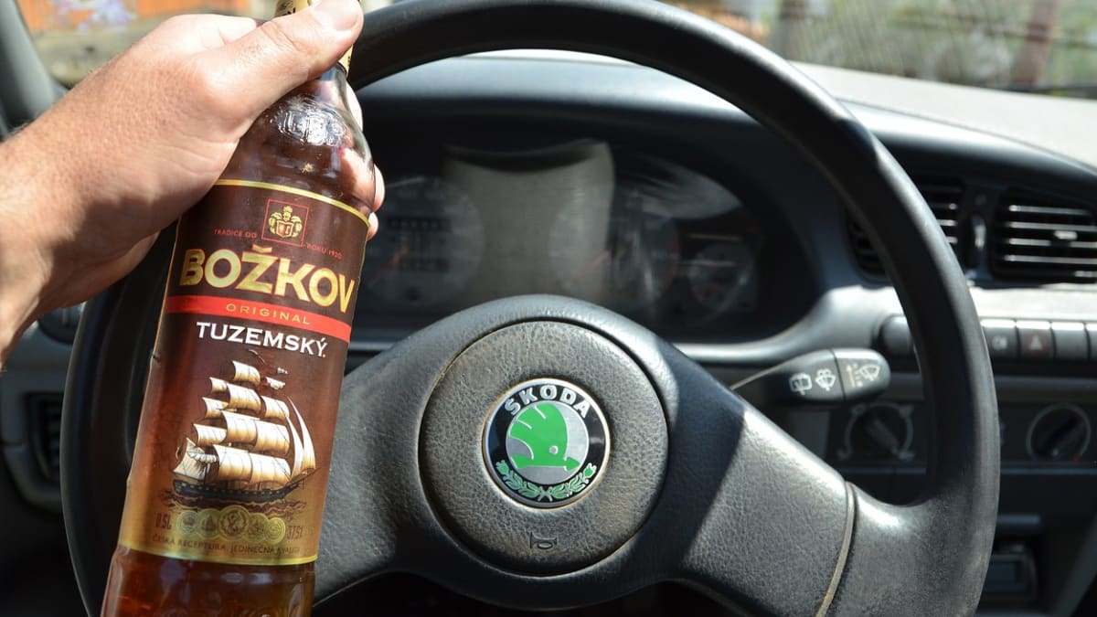 Alkohol za volant nepatří, někteří řidiči jsou však v tomto směru nepoučitelní.